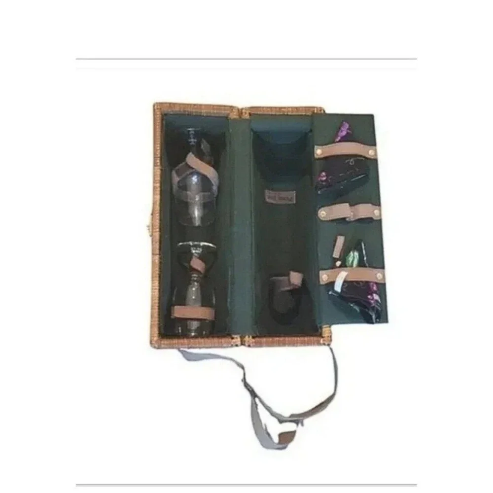 Rattan Picnic Bag with Wine Holder & Napkins Perfect for spring/summer!